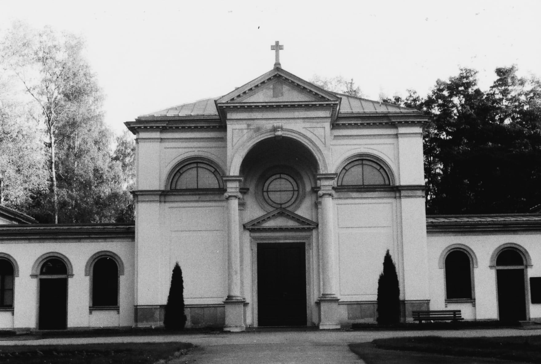 Historische Schwarz-Weiß-Ansicht der Feierhalle mit Rundbogenportal und Kreuz auf Städtischer Friedhof Chemnitz